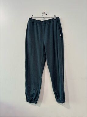 Vuori Pants Womens Medium Green Boyfriend Jogger Sweatpants Dreamknit VW457